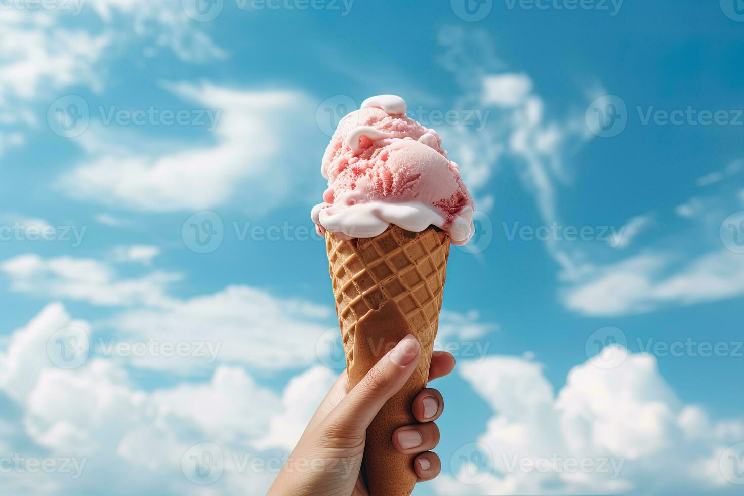 mano Tenere fragola ghiaccio crema con cono isolato su un' blu cielo e nube sfondo. ai generato foto