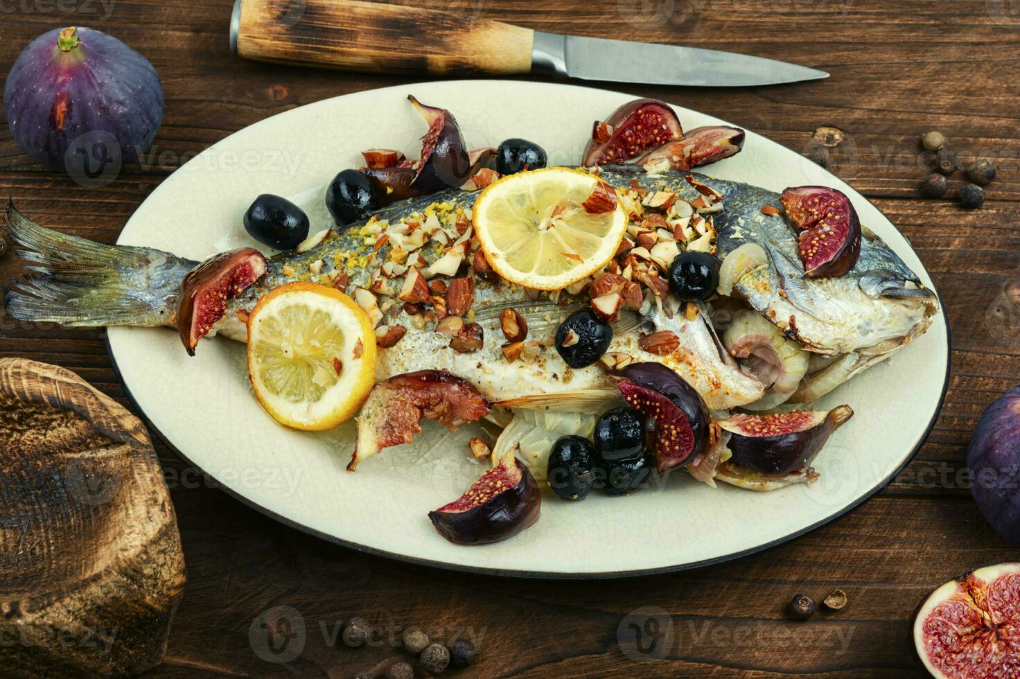 delizioso dorado pesce al forno con fichi. foto