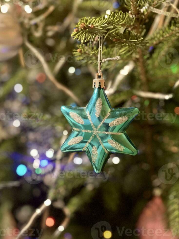 Natale albero decorato con giocattoli e luci foto