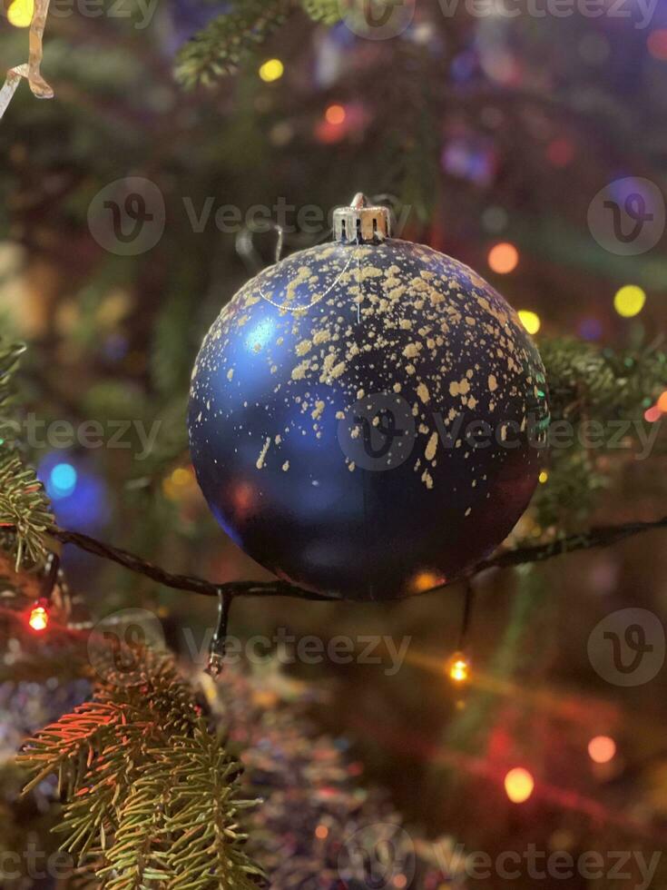 Natale albero decorato con giocattoli e luci foto