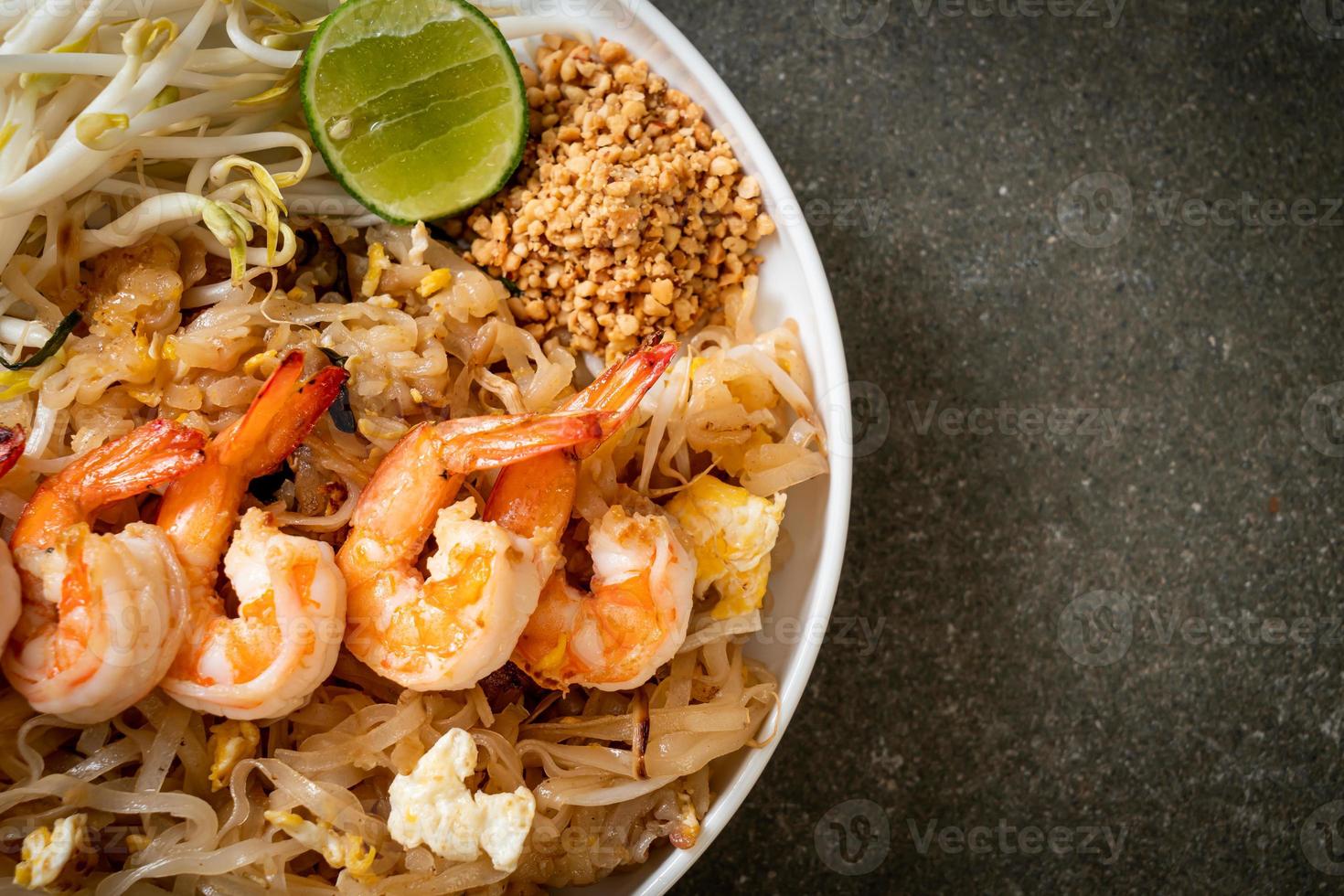 noodles saltati in padella con gamberi e germogli o pad thai - stile asiatico foto