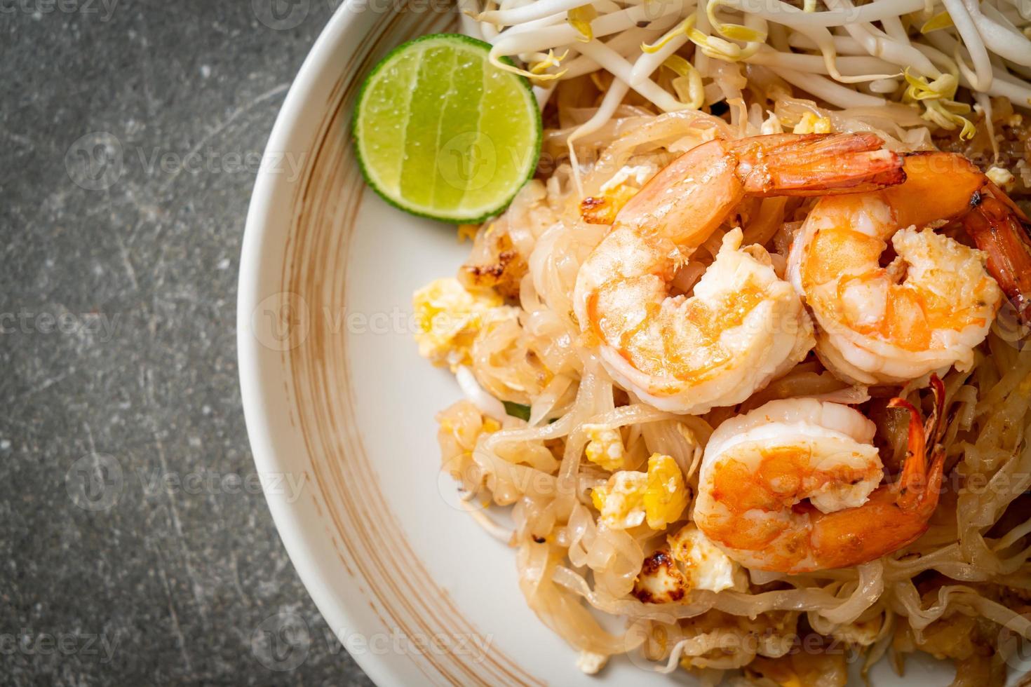 noodles saltati in padella con gamberi e germogli o pad thai - stile asiatico foto