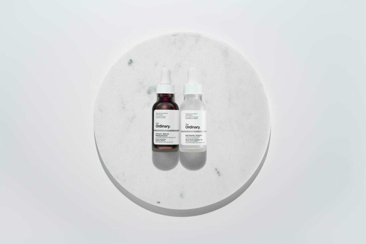 Strasburgo, Francia - settembre 2023 il ordinario cura della pelle marca di deciem. aha bha peeling soluzione e multipeptidico ah siero foto