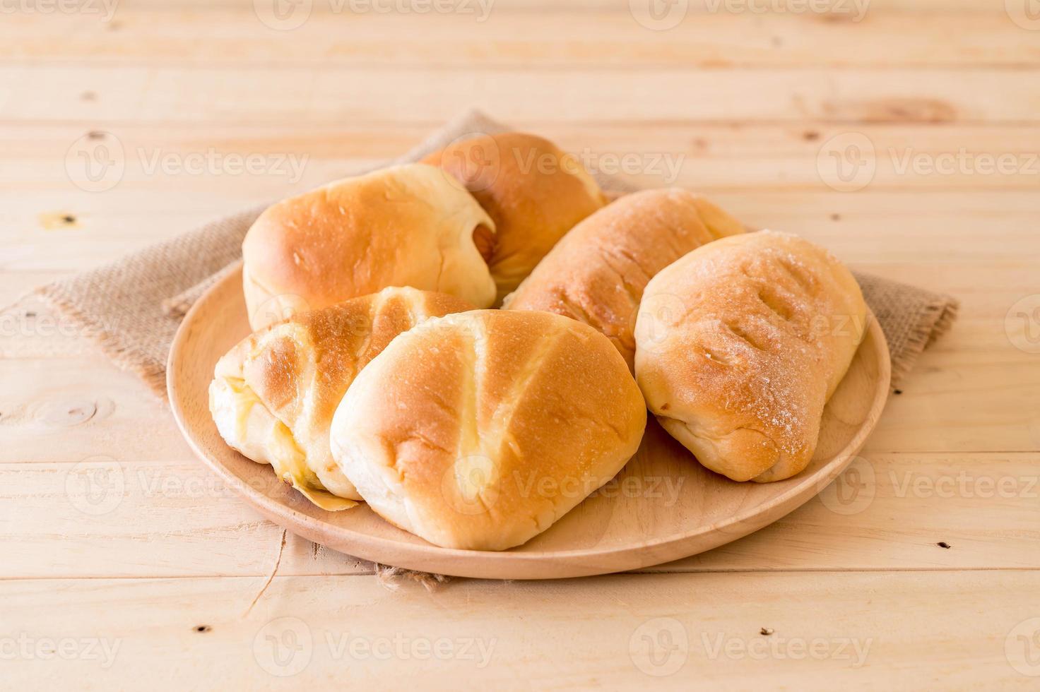 pane nel piatto di legno su sfondo bianco foto