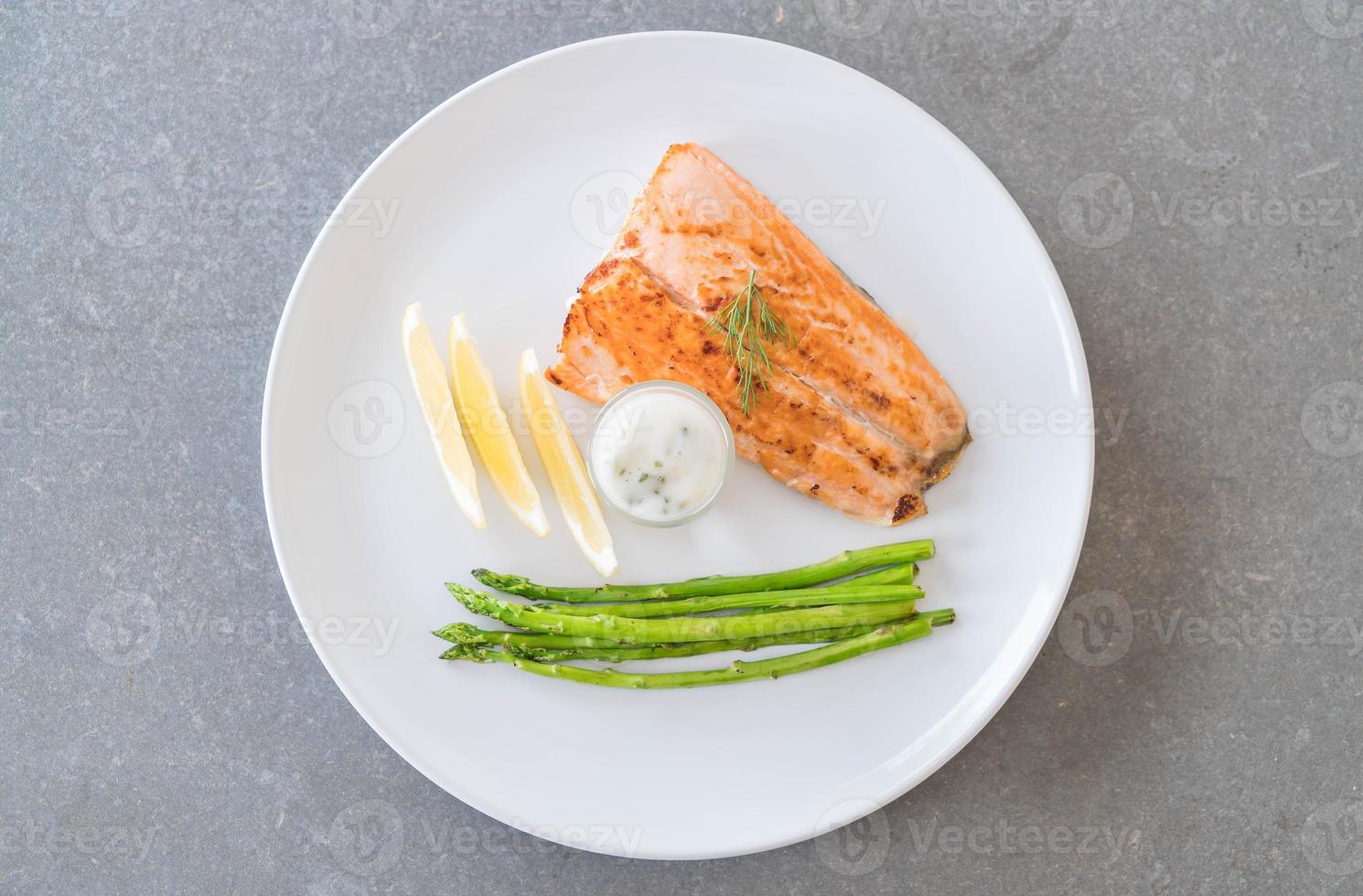 trancio di salmone alla griglia sul tavolo foto