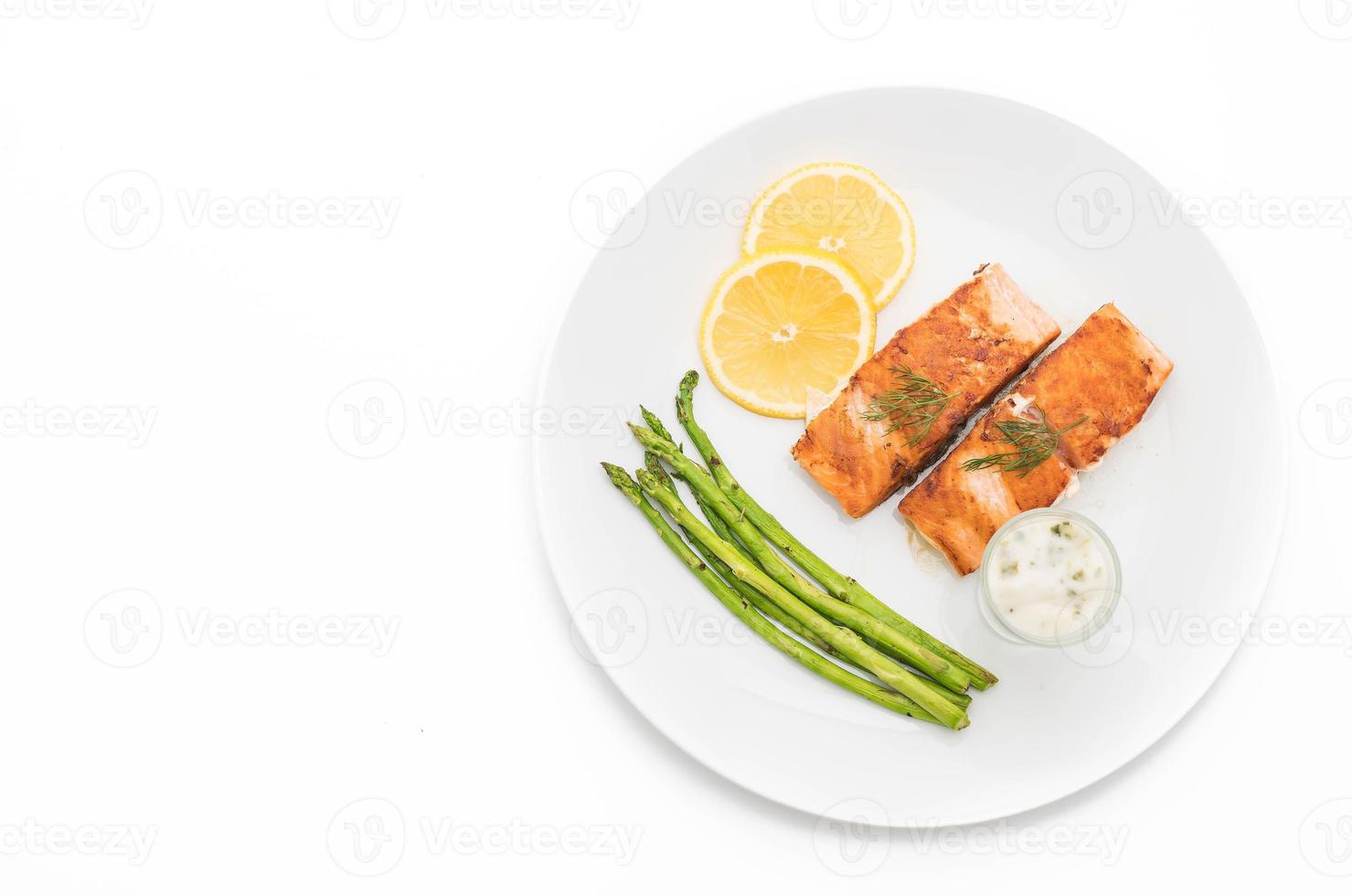 trancio di salmone alla griglia sul tavolo foto