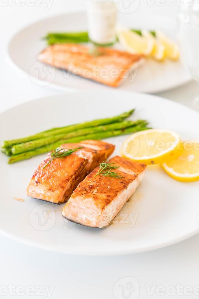 trancio di salmone alla griglia sul tavolo foto