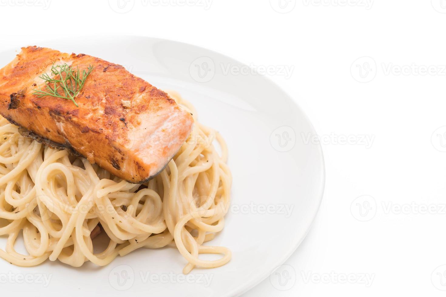 spaghetti alla crema con salmone grigliato foto