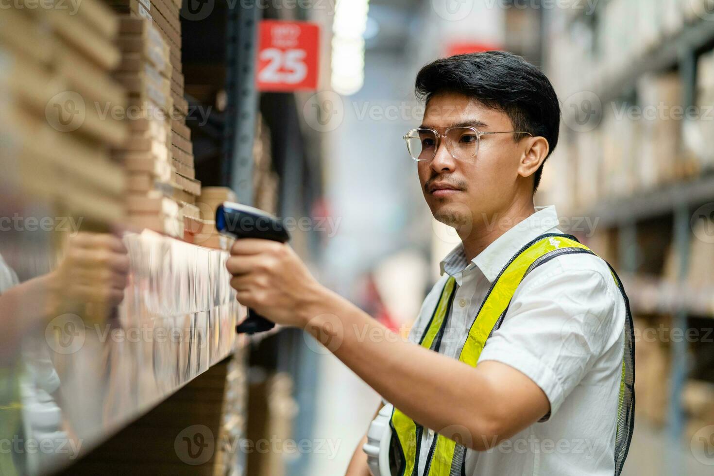 maschio magazzino lavoratore lettura codici a barre su scatole nel un' magazzino. maschio magazzino lavoratore Lavorando con codice a barre scanner. foto