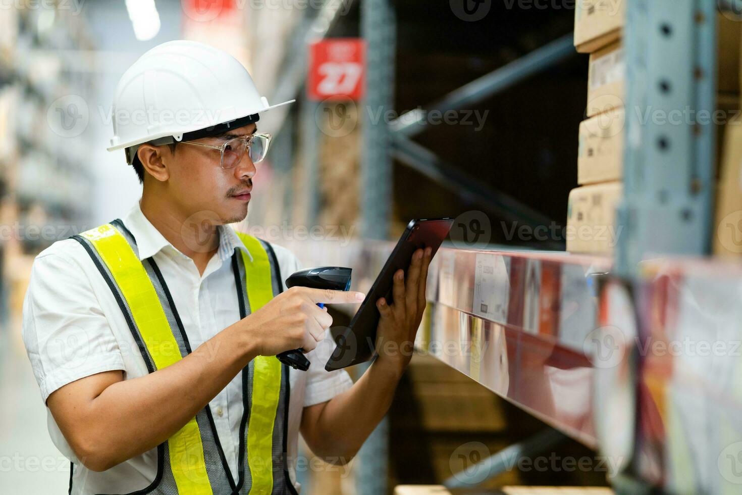 maschio magazzino lavoratore lettura codici a barre su scatole nel un' magazzino. maschio magazzino lavoratore Lavorando con codice a barre scanner. foto