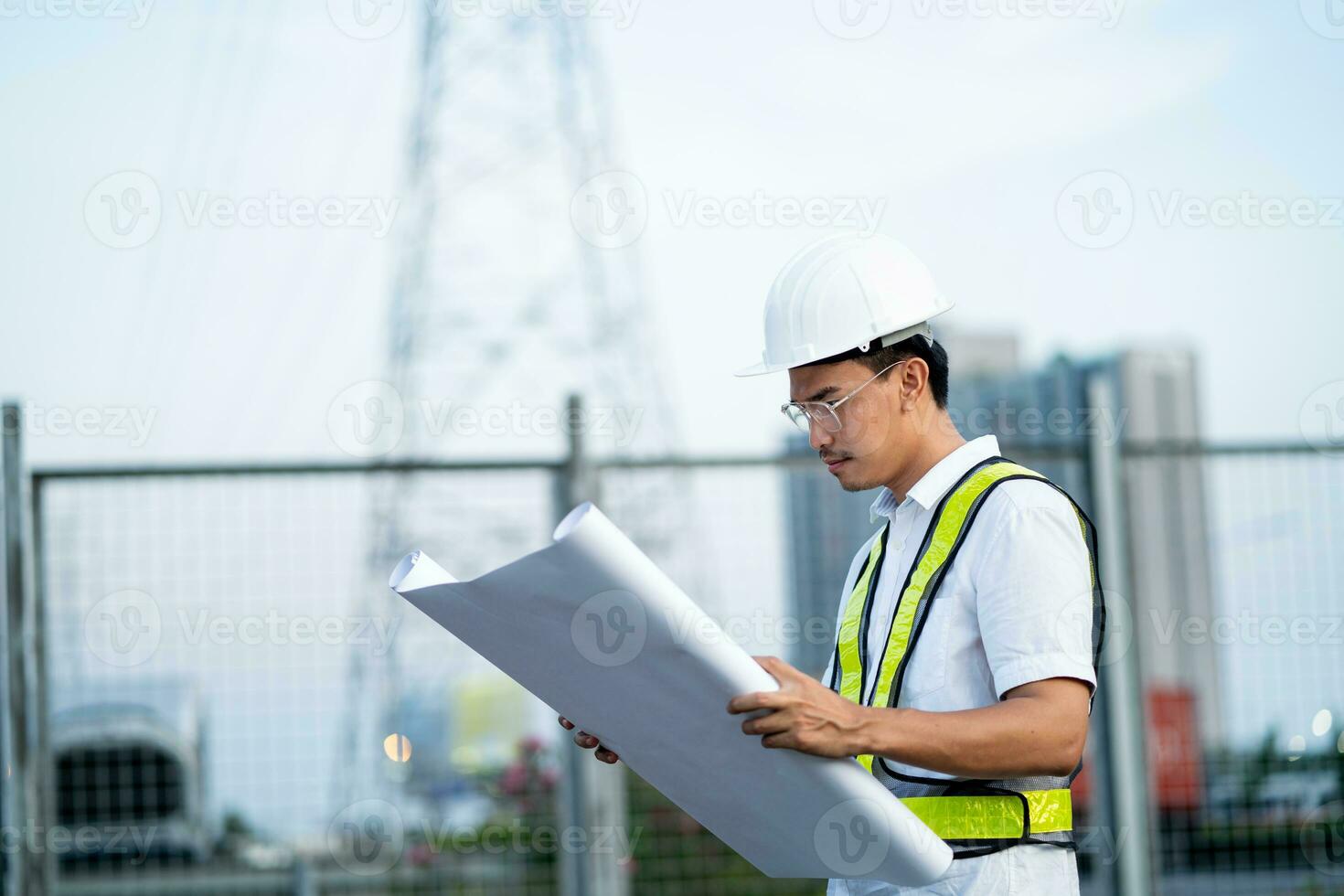 ingegnere Tenere progetti a costruzione luogo. pianificazione e Lavorando su il costruzione e design di edifici. foto