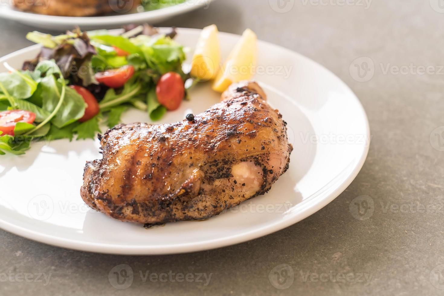 bistecca di pollo alla coscia sul tavolo da pranzo foto