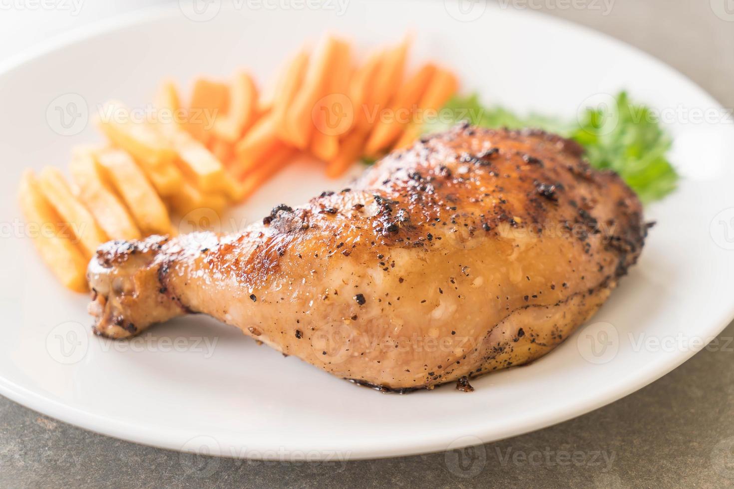 bistecca di pollo alla coscia sul tavolo da pranzo foto