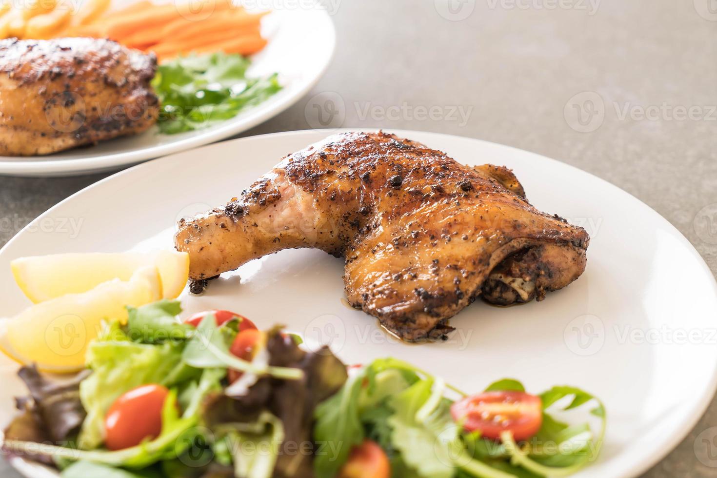 bistecca di pollo alla coscia sul tavolo da pranzo foto