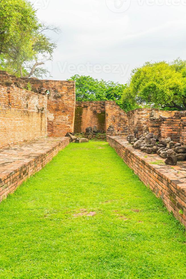 bella architettura antica storica di ayutthaya in thailandia - migliora lo stile di elaborazione del colore foto