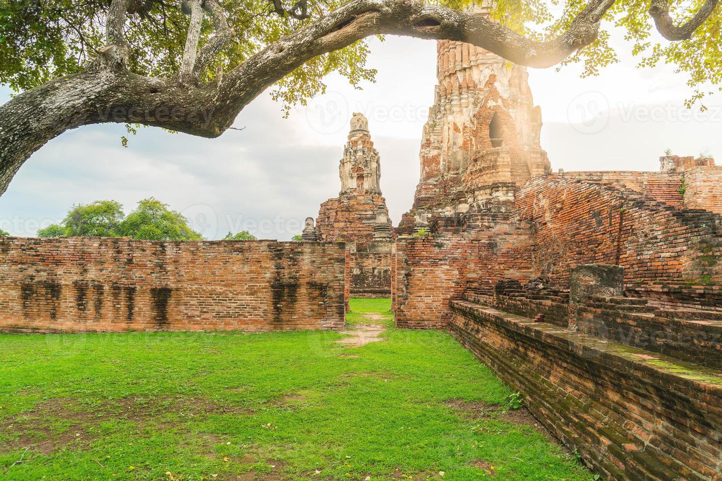 bella architettura antica storica di ayutthaya in thailandia - migliora lo stile di elaborazione del colore foto