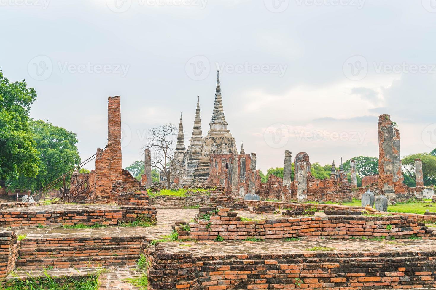 bella architettura antica storica di ayutthaya in thailandia - migliora lo stile di elaborazione del colore foto