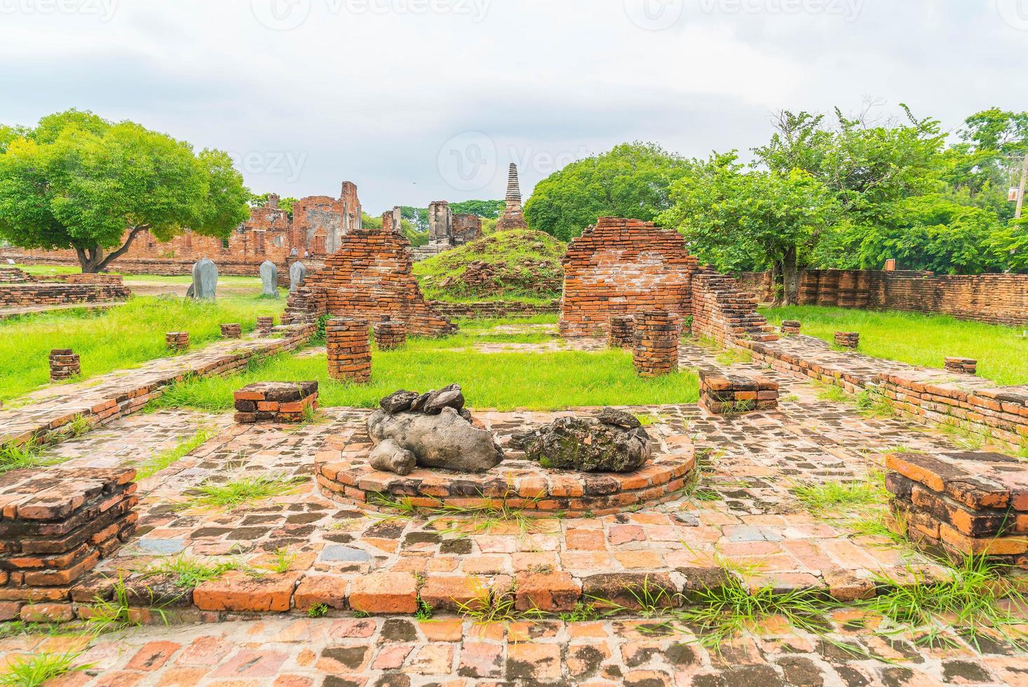 bella architettura antica storica di ayutthaya in thailandia - migliora lo stile di elaborazione del colore foto