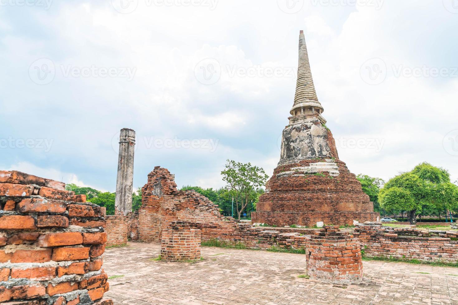 bella architettura antica storica di ayutthaya in thailandia - migliora lo stile di elaborazione del colore foto