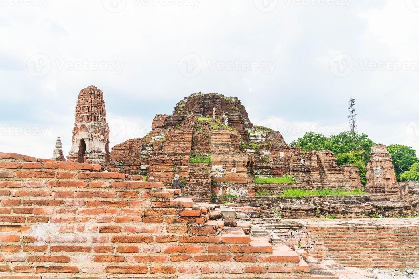 bella architettura antica storica di ayutthaya in thailandia - migliora lo stile di elaborazione del colore foto