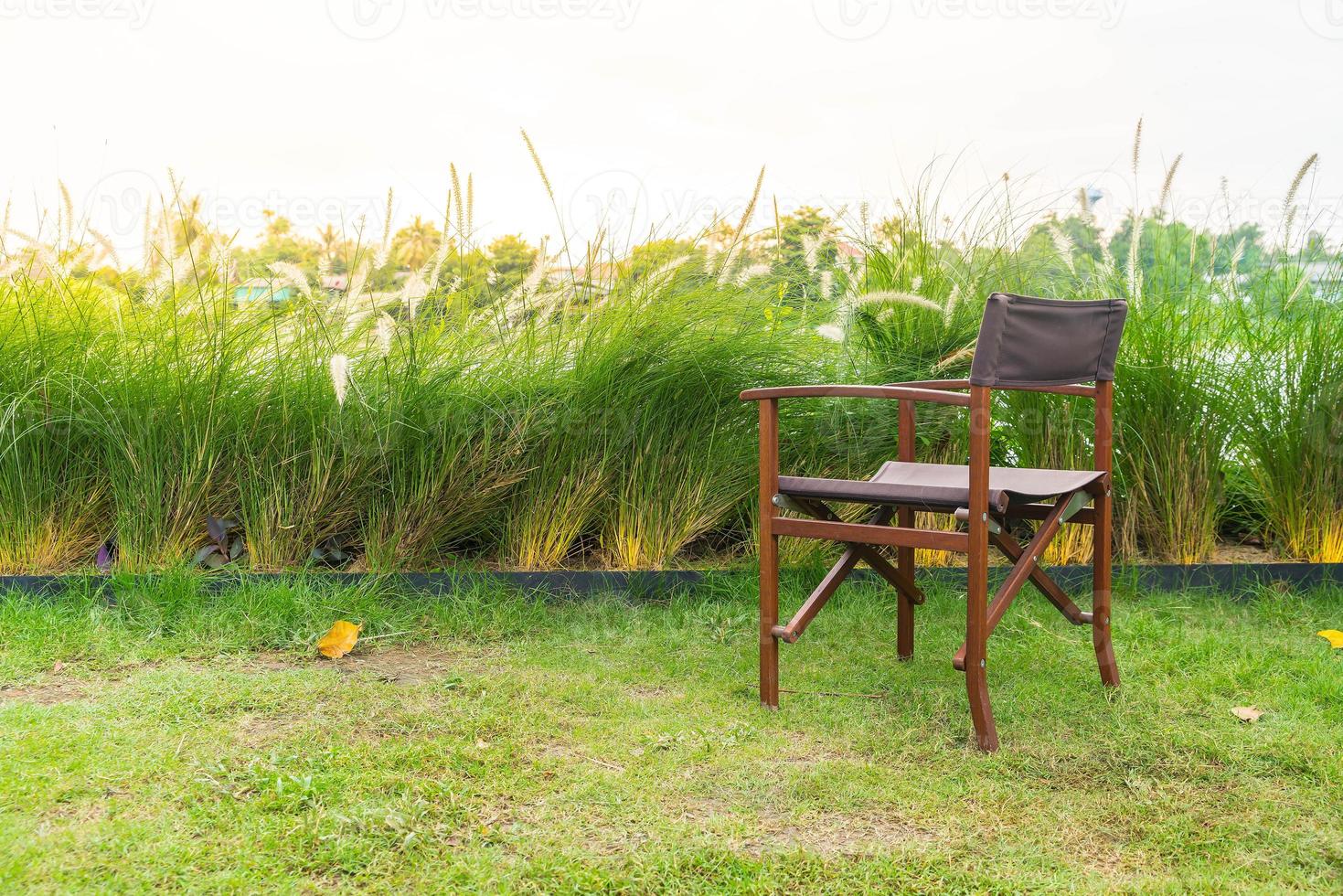 sedia vuota sull'erba nel parco - con stile di elaborazione sunflare foto