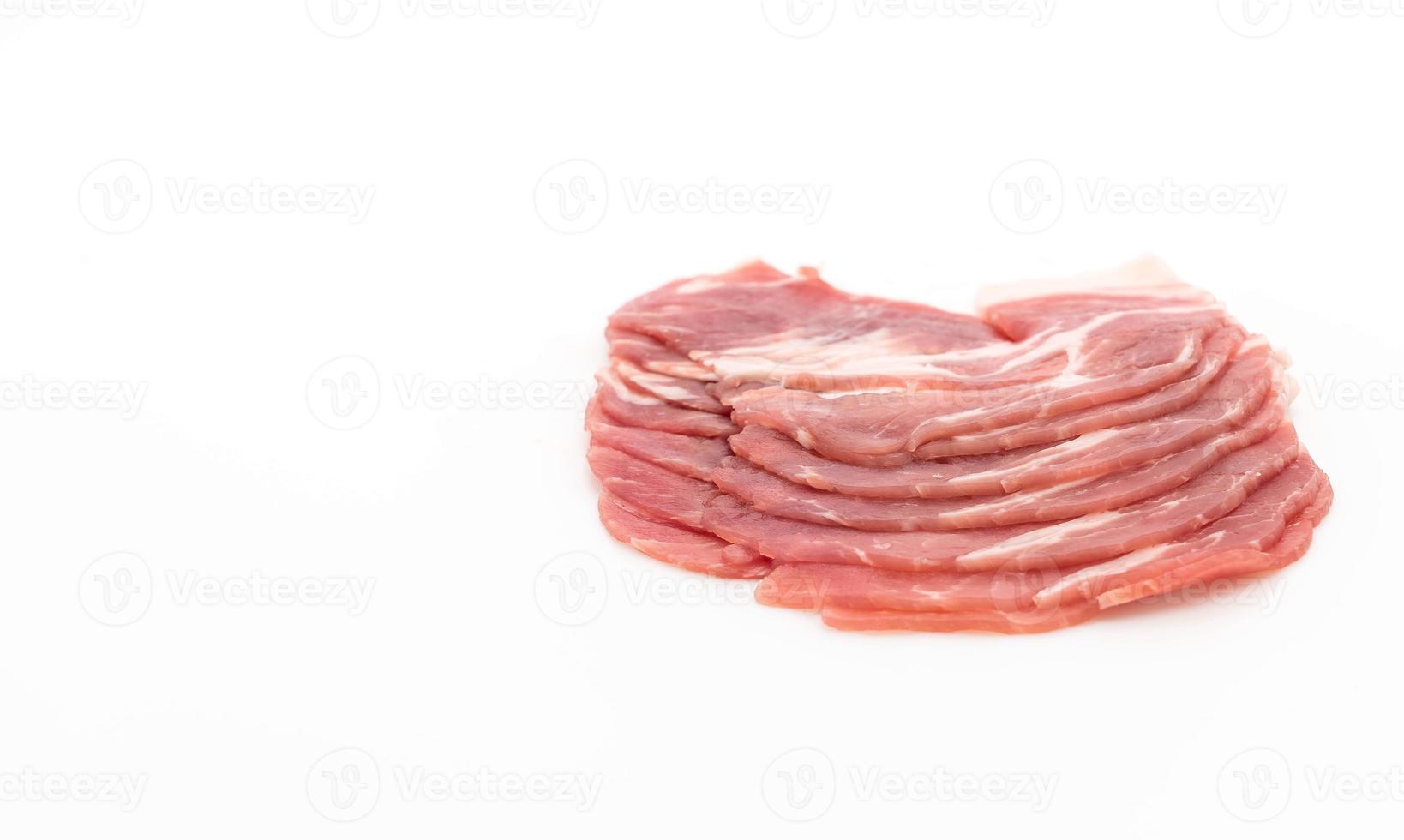 carne di maiale fresca affettata su sfondo bianco foto