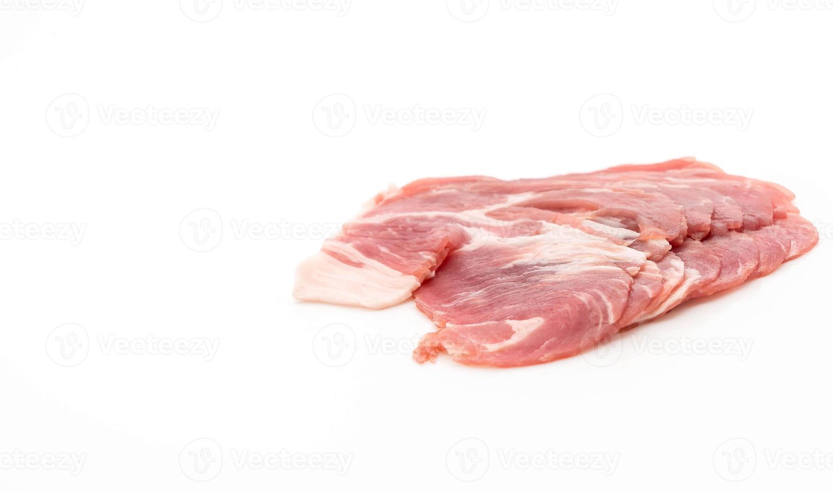carne di maiale fresca affettata su sfondo bianco foto
