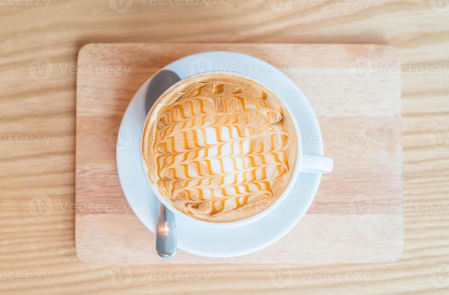 macchiato al caramello caldo nella caffetteria foto