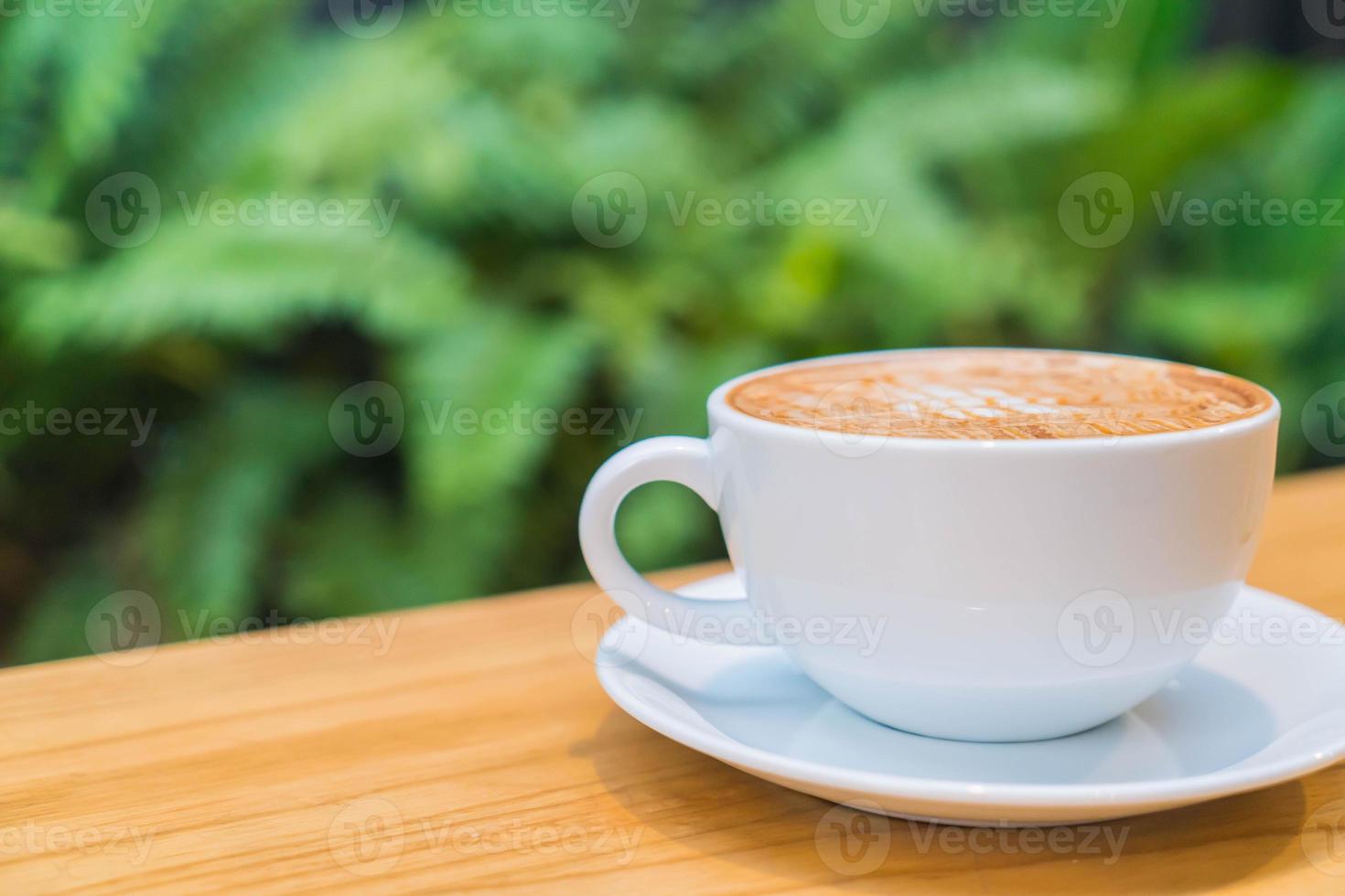 macchiato al caramello caldo nella caffetteria foto