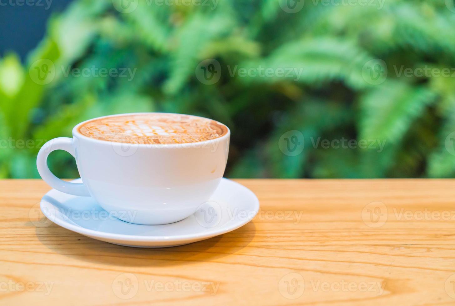 macchiato al caramello caldo nella caffetteria foto