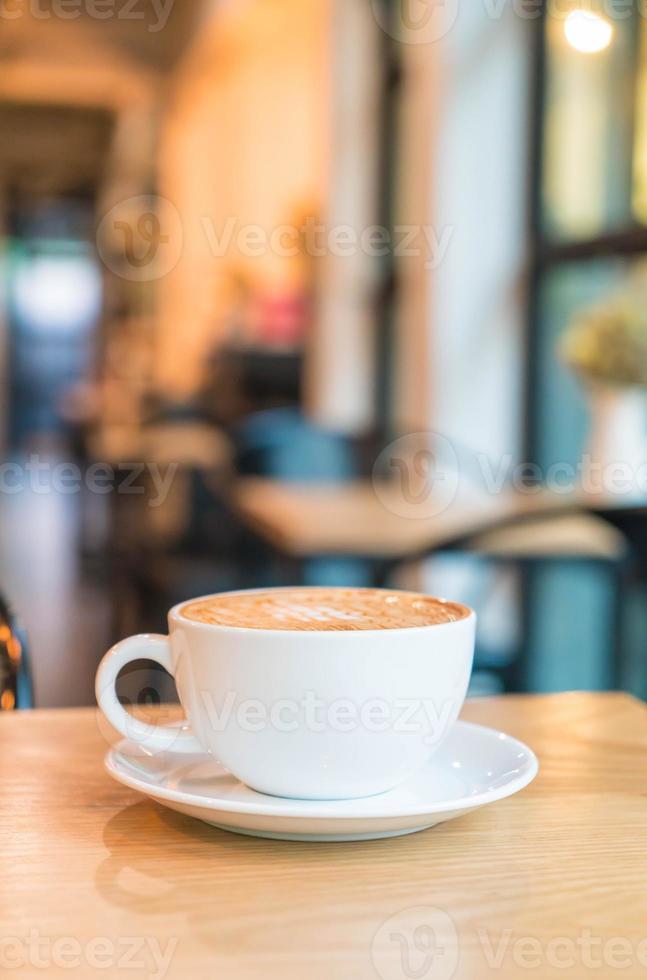 macchiato al caramello caldo nella caffetteria foto