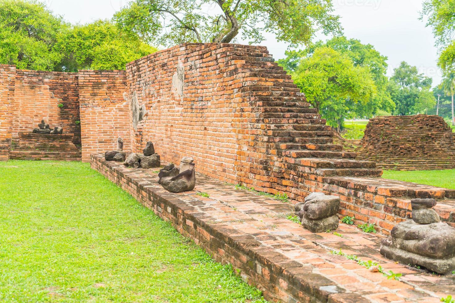 bella architettura antica storica di ayutthaya in thailandia - migliora lo stile di elaborazione del colore foto