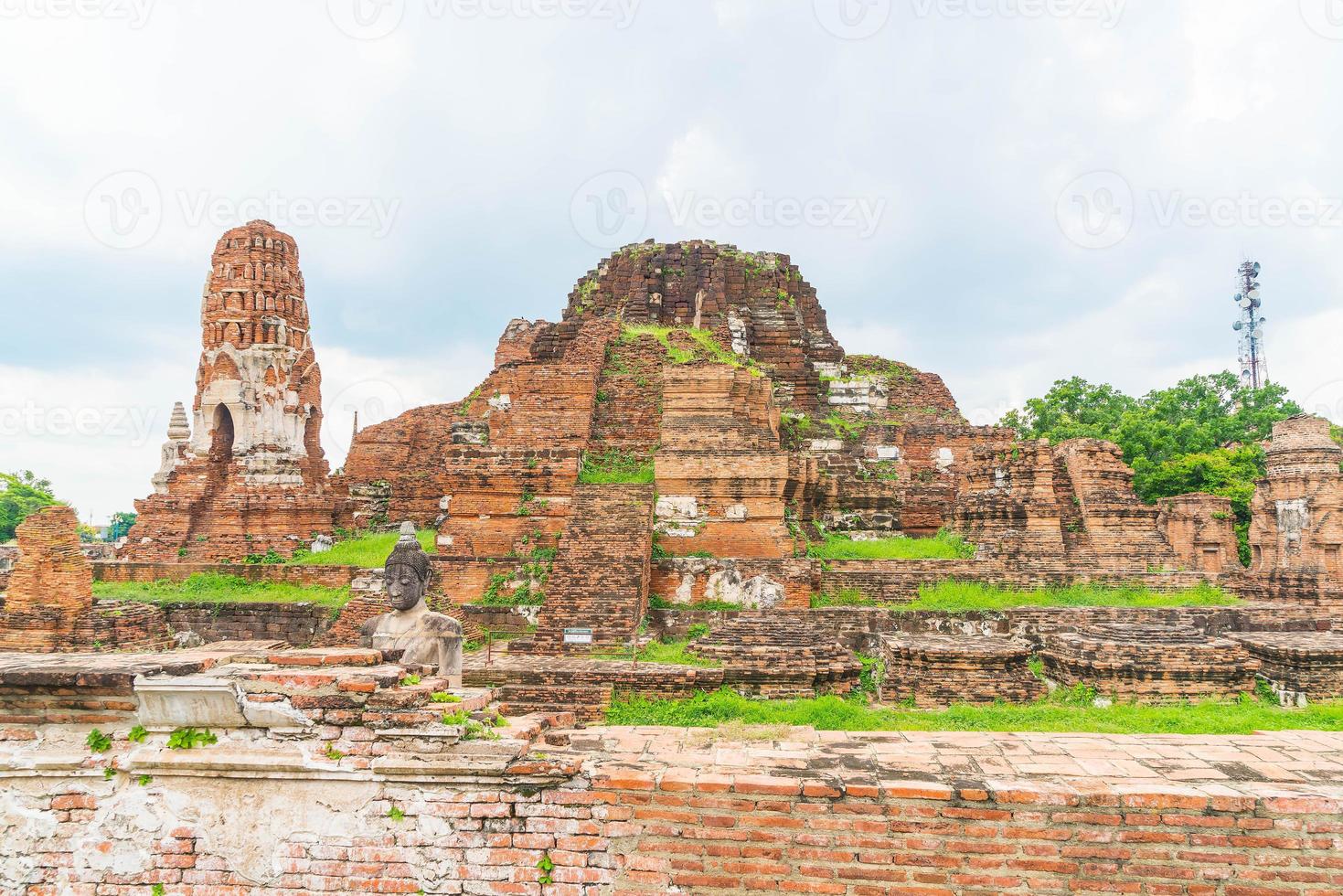 bella architettura antica storica di ayutthaya in thailandia - migliora lo stile di elaborazione del colore foto