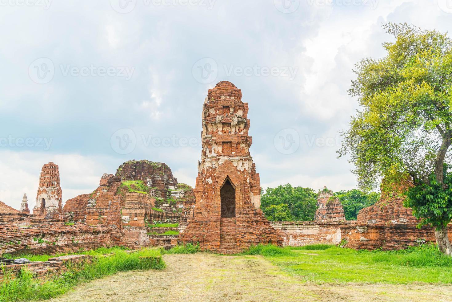 bella architettura antica storica di ayutthaya in thailandia - migliora lo stile di elaborazione del colore foto