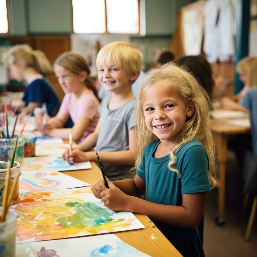 bambini pittura con acquerelli a scuola 30563414 Stock Photo su Vecteezy