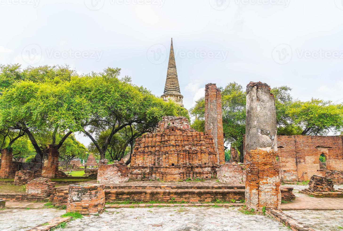 bella architettura antica storica di ayutthaya in thailandia - migliora lo stile di elaborazione del colore foto