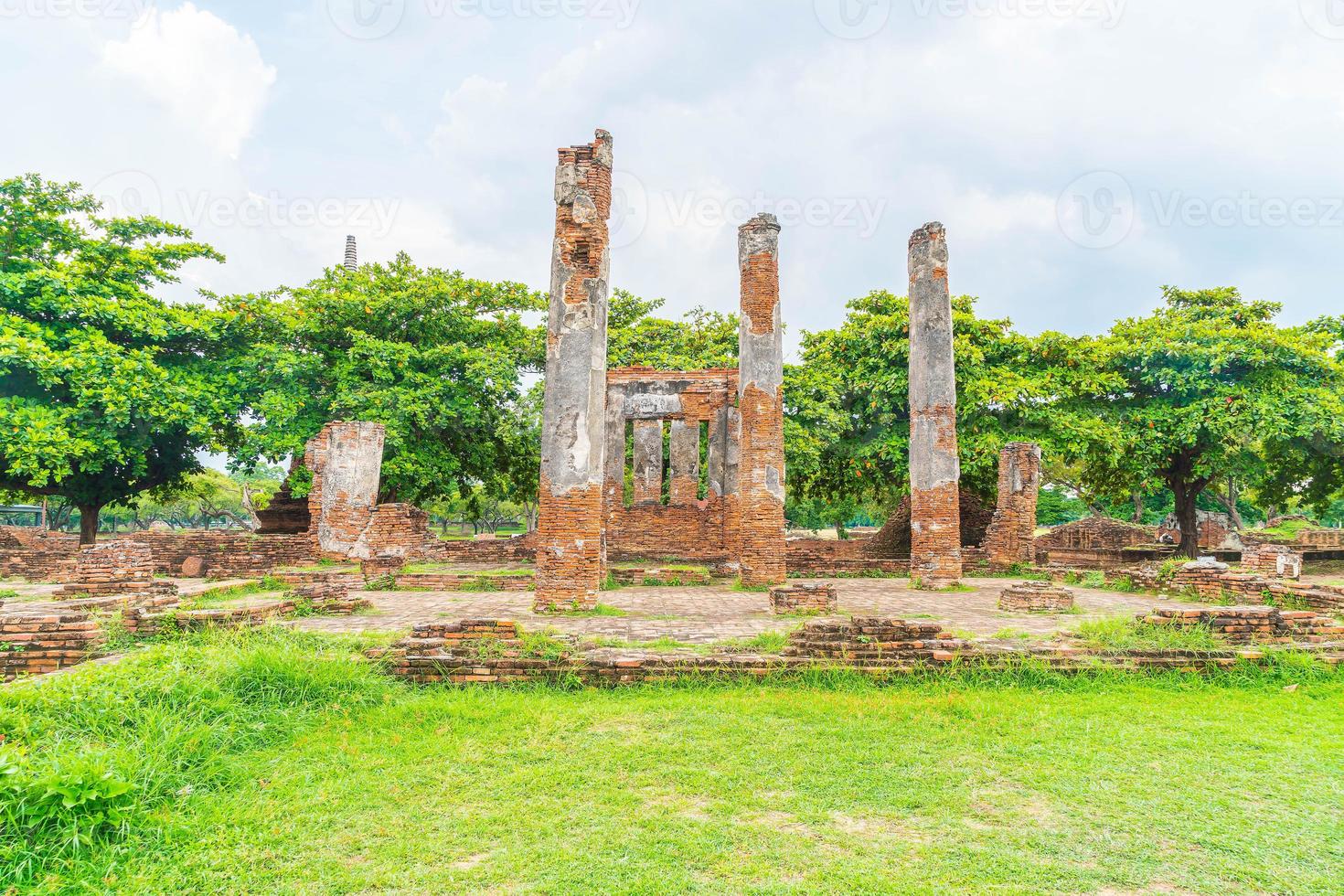 bella architettura antica storica di ayutthaya in thailandia - migliora lo stile di elaborazione del colore foto