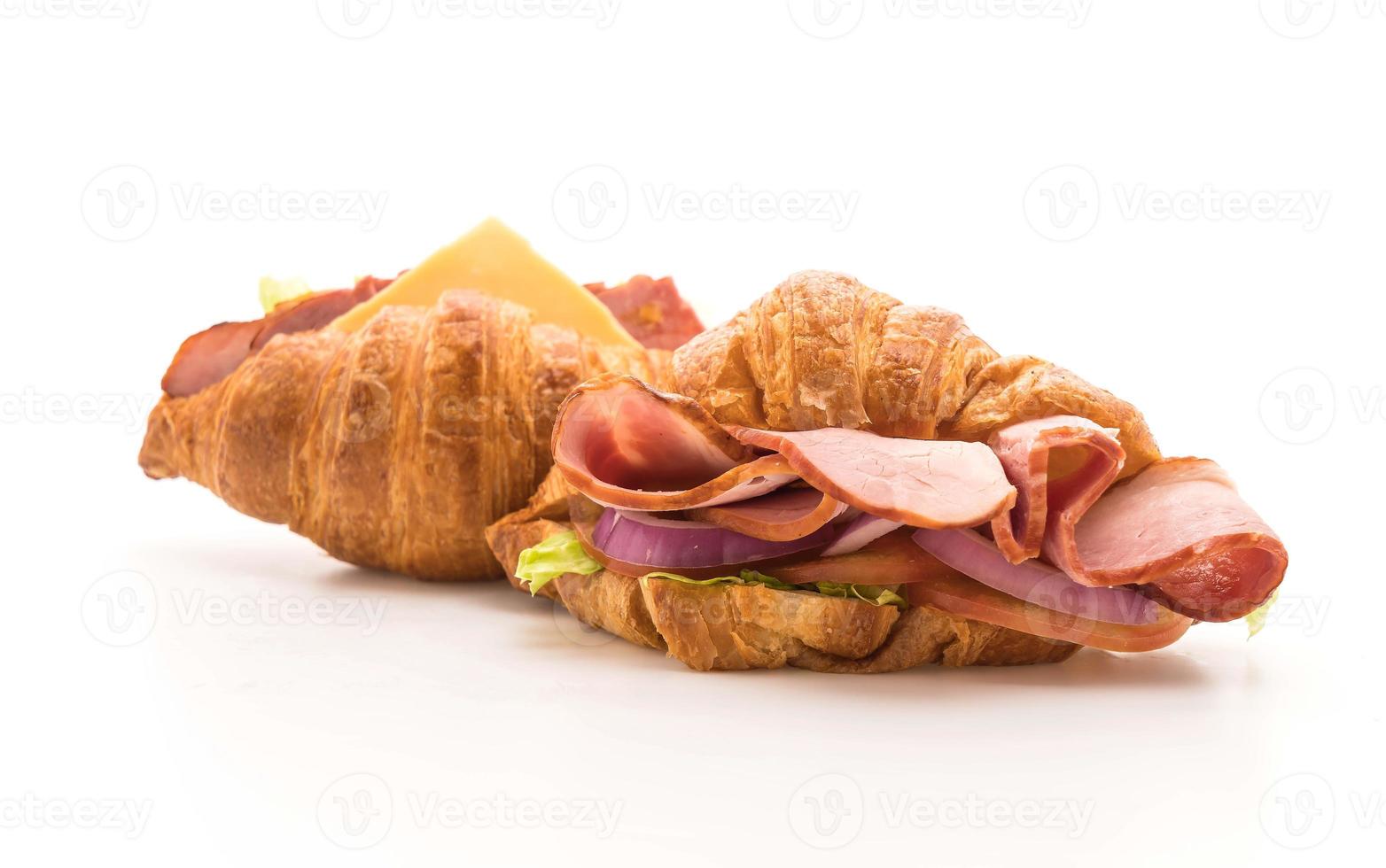 croissant panino prosciutto su sfondo bianco foto