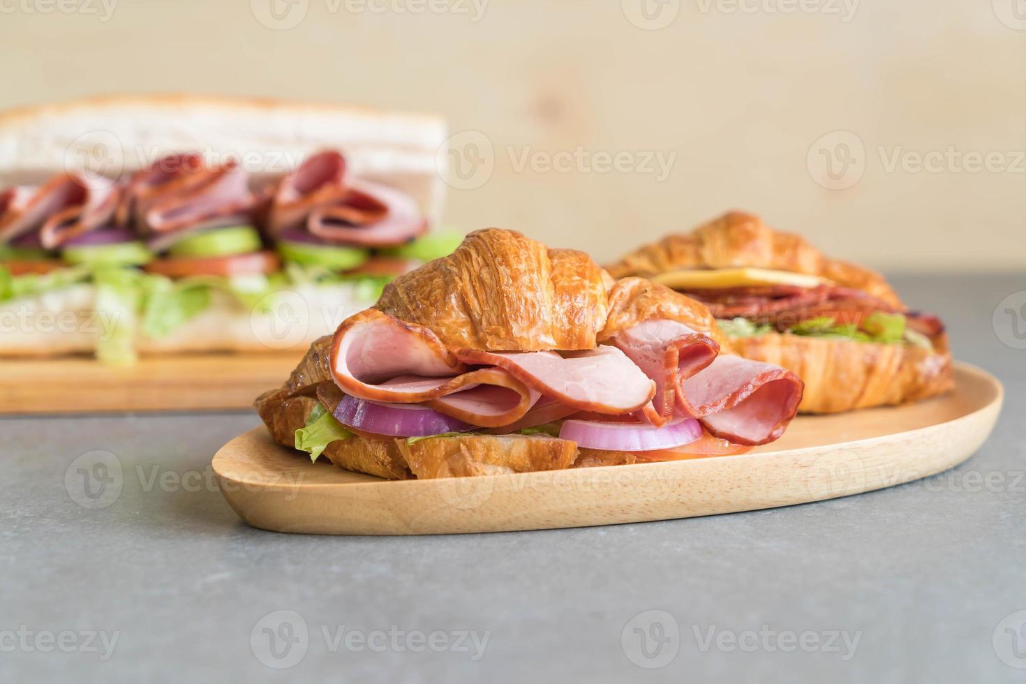 croissant panino prosciutto sul tavolo foto