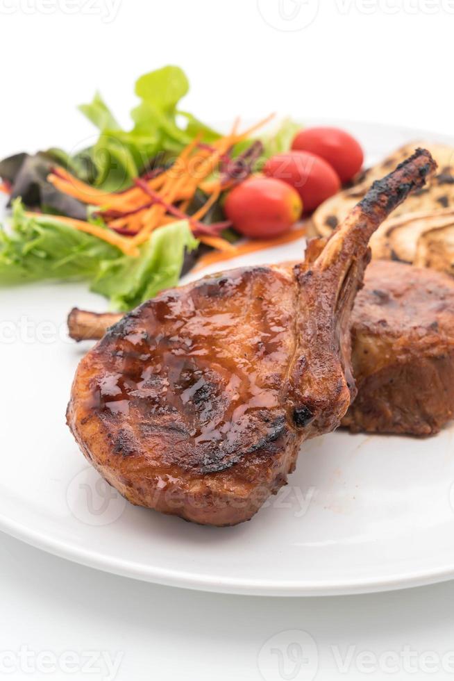 bistecca di braciola di maiale su sfondo bianco foto