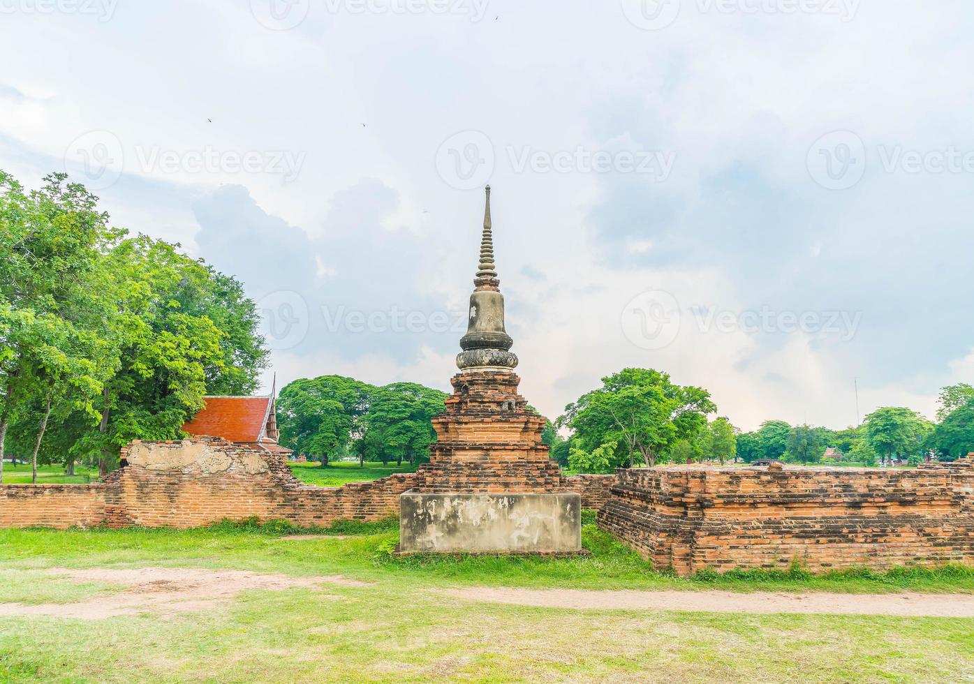 bella architettura antica storica di ayutthaya in thailandia - migliora lo stile di elaborazione del colore foto