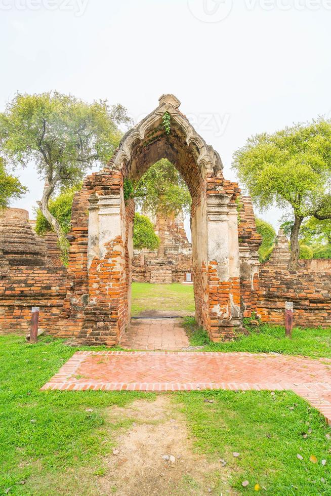 bella architettura antica storica di ayutthaya in thailandia - migliora lo stile di elaborazione del colore foto