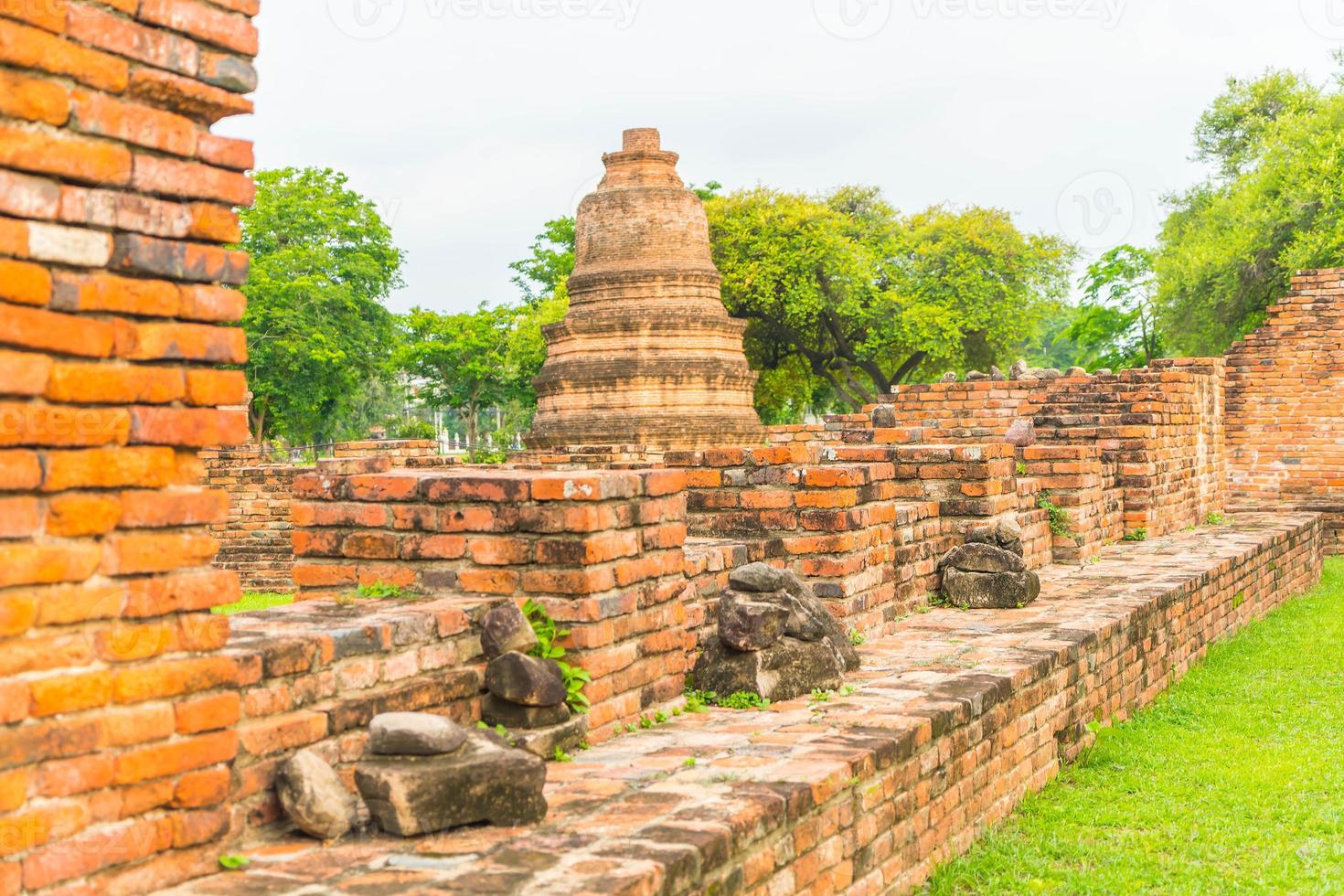 bella architettura antica storica di ayutthaya in thailandia - migliora lo stile di elaborazione del colore foto