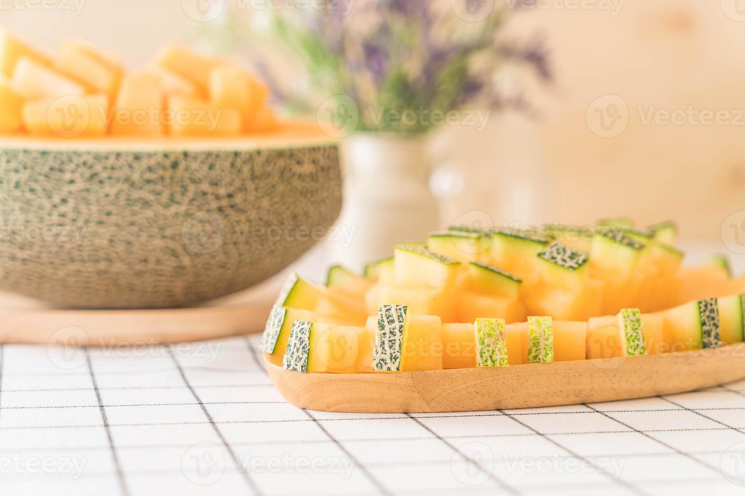 melone cantalupo fresco per dessert sul tavolo foto