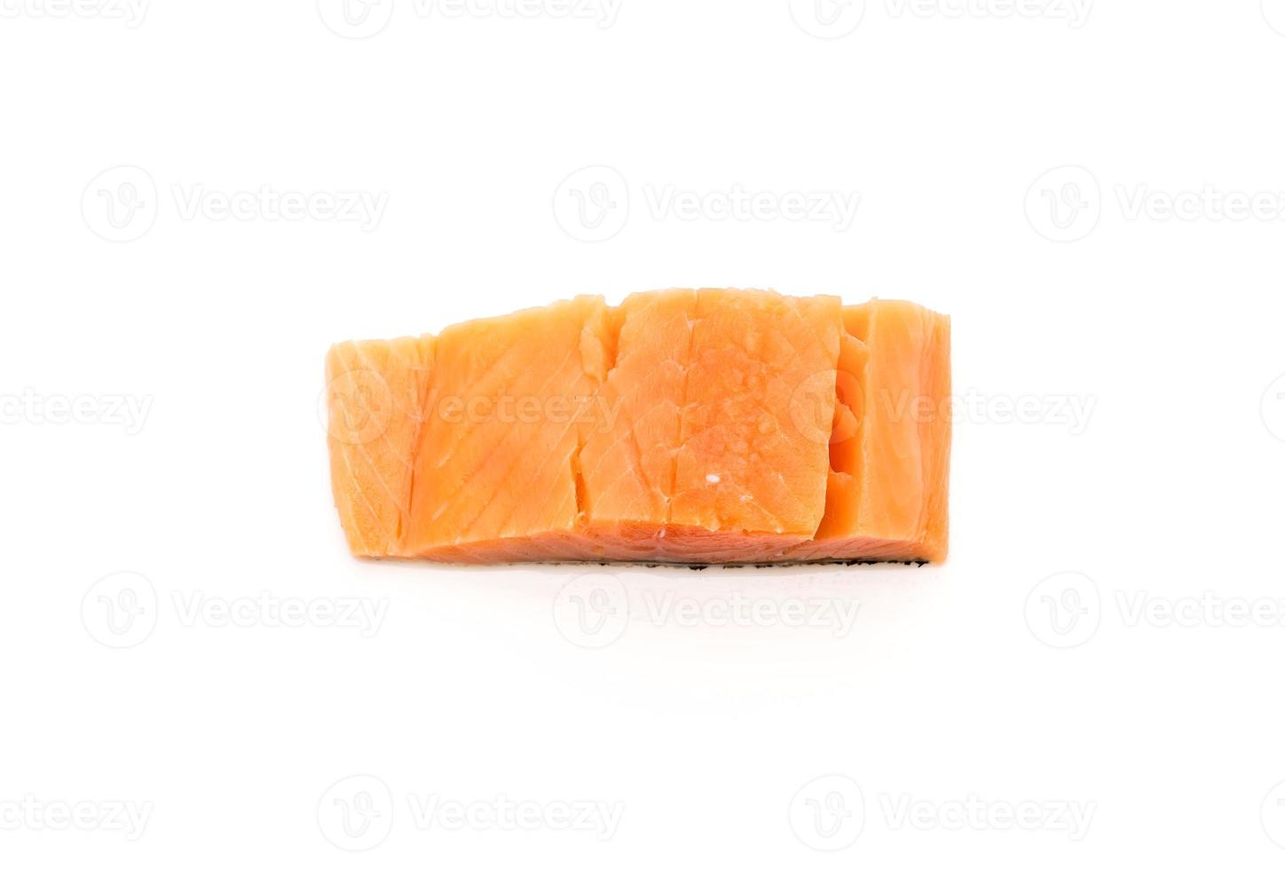 salmone fresco su bianco foto