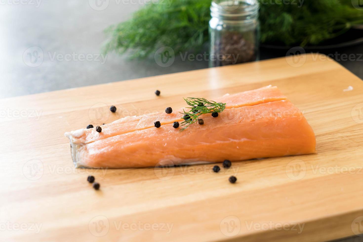 filetto di salmone fresco a bordo foto