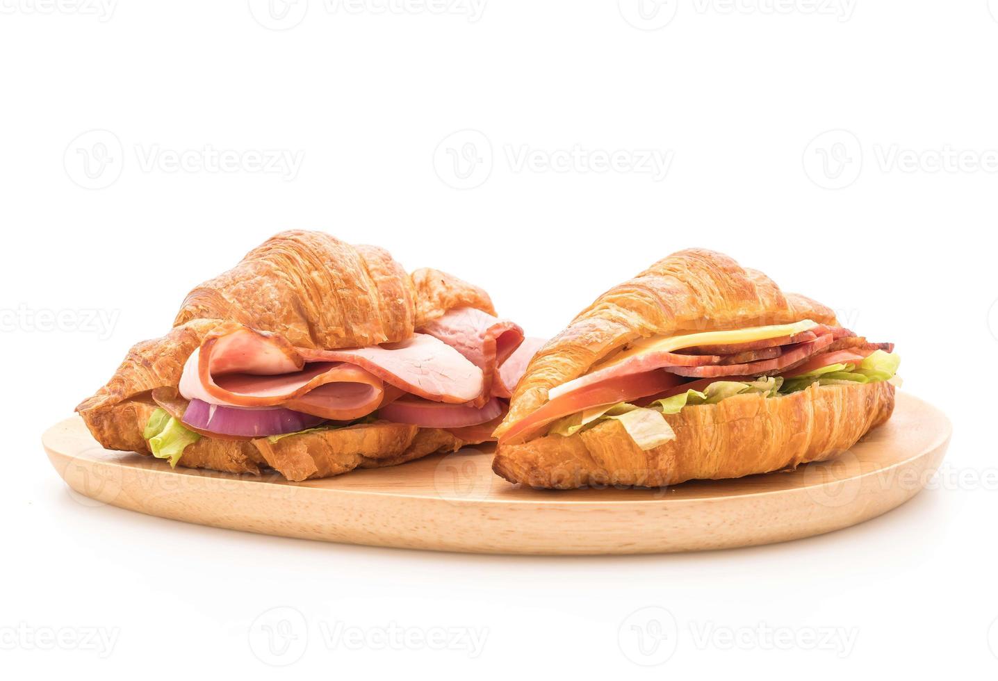 croissant panino prosciutto su sfondo bianco foto