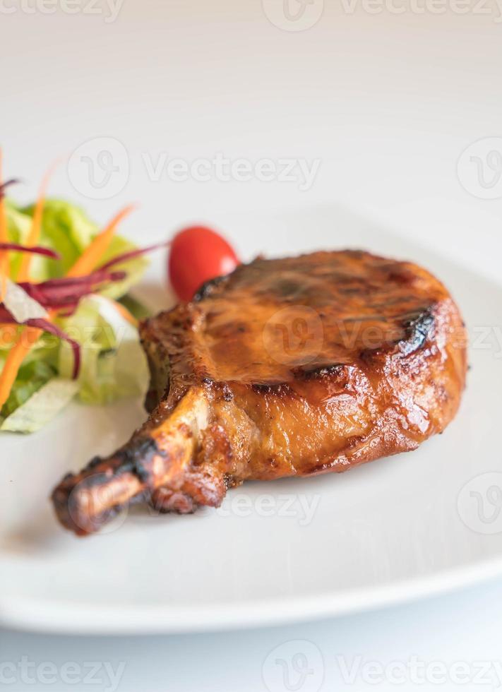 bistecca di braciola di maiale sul tavolo foto