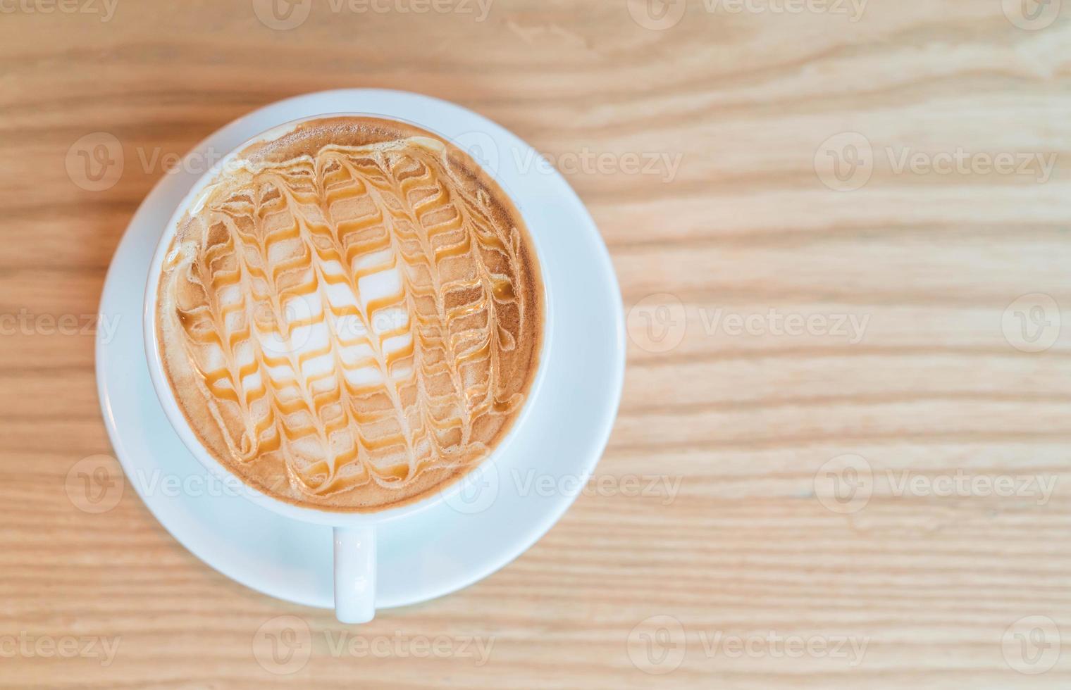 macchiato al caramello caldo nella caffetteria foto