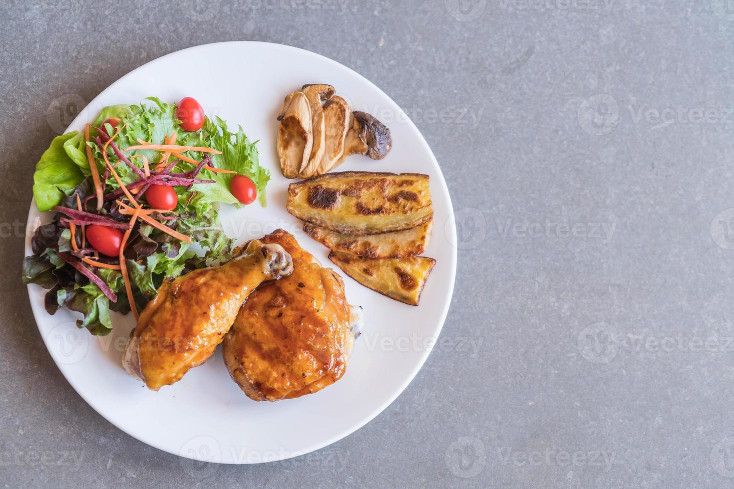 bistecca di pollo alla griglia con salsa teriyaki sul tavolo da pranzo foto